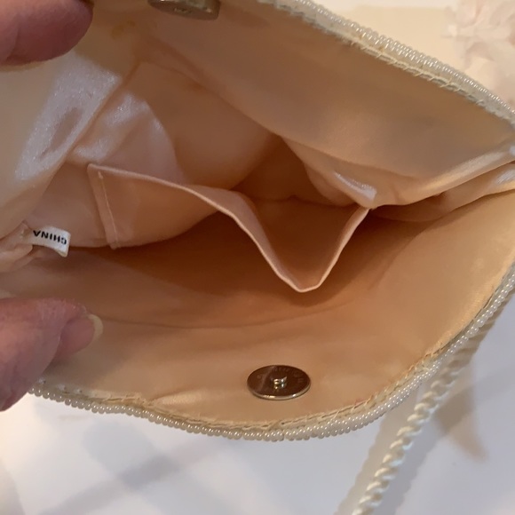 VINTAGE WHITE BEADED HANDBAG WITH SATIN BACK TASSELS AND SATIN CORD STRAP LINED - Picture 6 of 6